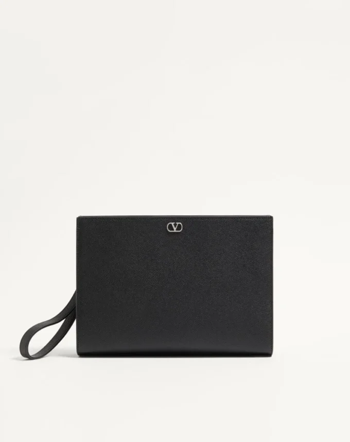 Pochette Valentino Garavani Vlogo Signature en cuir de veau grainé Pochette Valentino Garavani Vlogo Signature en cuir de veau grainé
