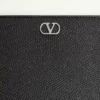 Pochette Valentino Garavani Vlogo Signature en cuir de veau grainé Pochette Valentino Garavani Vlogo Signature en cuir de veau grainé