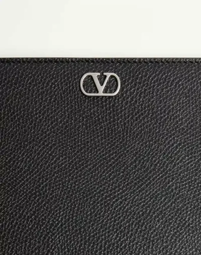 Pochette Valentino Garavani Vlogo Signature en cuir de veau grainé Pochette Valentino Garavani Vlogo Signature en cuir de veau grainé