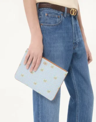 Pochette Valentino Garavani VLogo Signature en cuir de veau grainé avec imprimé Le Chat de la Maison