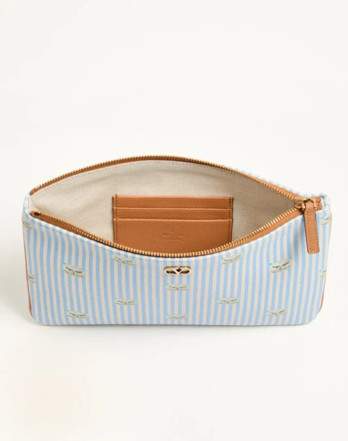 Pochette Valentino Garavani VLogo Signature en cuir de veau grainé avec imprimé Le Chat de la Maison Pochette Valentino Garavani VLogo Signature en cuir de veau grainé avec imprimé Le Chat de la Maison