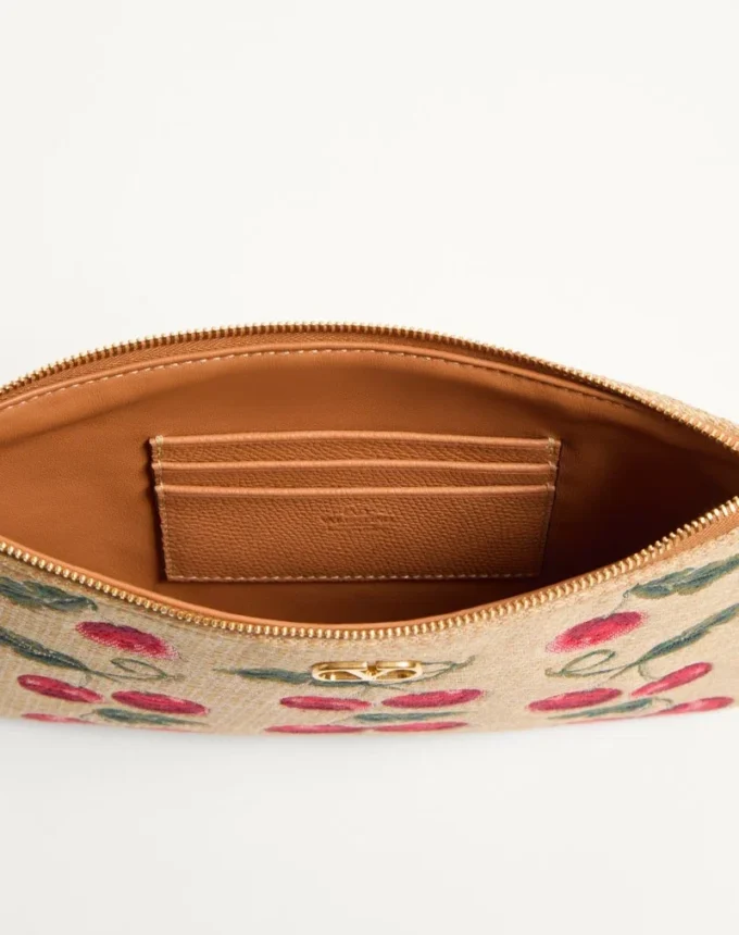 Pochette Vlogo Signature en raphia jacquard avec motif Cherryfic Pochette Vlogo Signature en raphia jacquard avec motif Cherryfic
