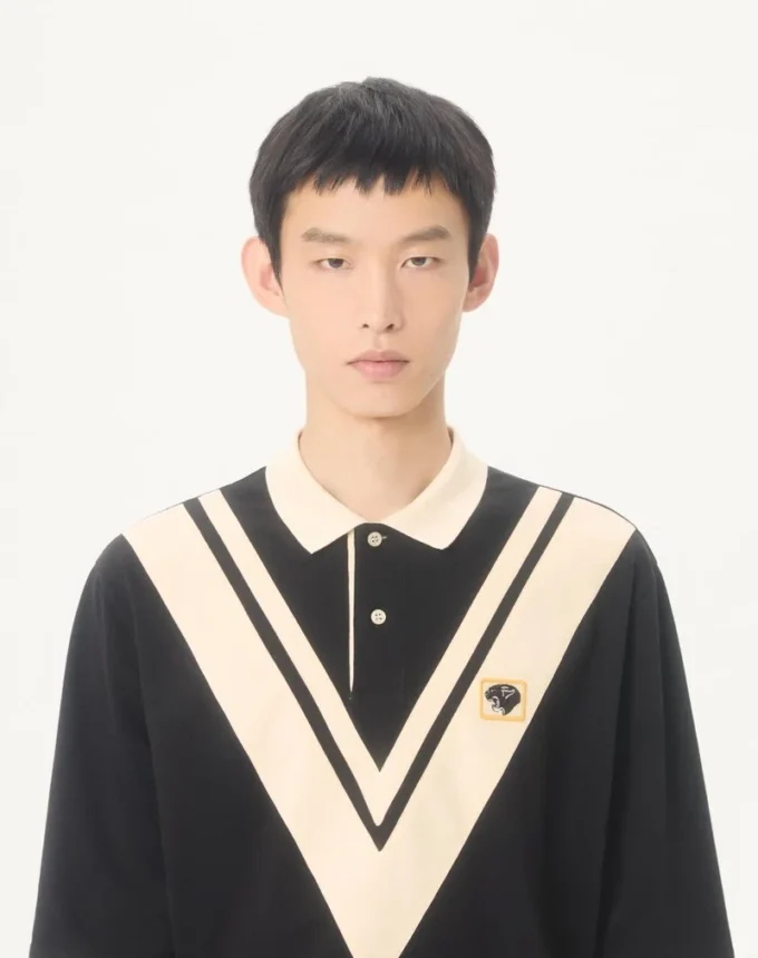 Polo en coton Valentino avec V incrusté et patch panthère brodé Polo en coton Valentino avec V incrusté et patch panthère brodé
