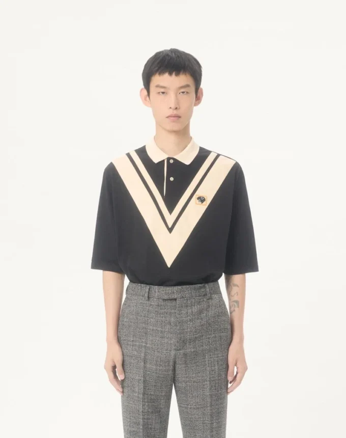 Polo en coton Valentino avec V incrusté et patch panthère brodé Polo en coton Valentino avec V incrusté et patch panthère brodé
