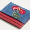 Porte-cartes en denim Vlogo Signature avec broderie Cherryfic Porte-cartes en denim Vlogo Signature avec broderie Cherryfic