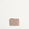 Porte-cartes Rockstud en cuir de veau grainé avec fermeture à glissière Porte-cartes Rockstud en cuir de veau grainé avec fermeture à glissière