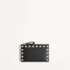 Porte-cartes Rockstud en cuir de veau grainé avec fermeture à glissière Porte-cartes Rockstud en cuir de veau grainé avec fermeture à glissière