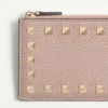 Porte-cartes Rockstud en cuir de veau grainé avec fermeture à glissière Porte-cartes Rockstud en cuir de veau grainé avec fermeture à glissière