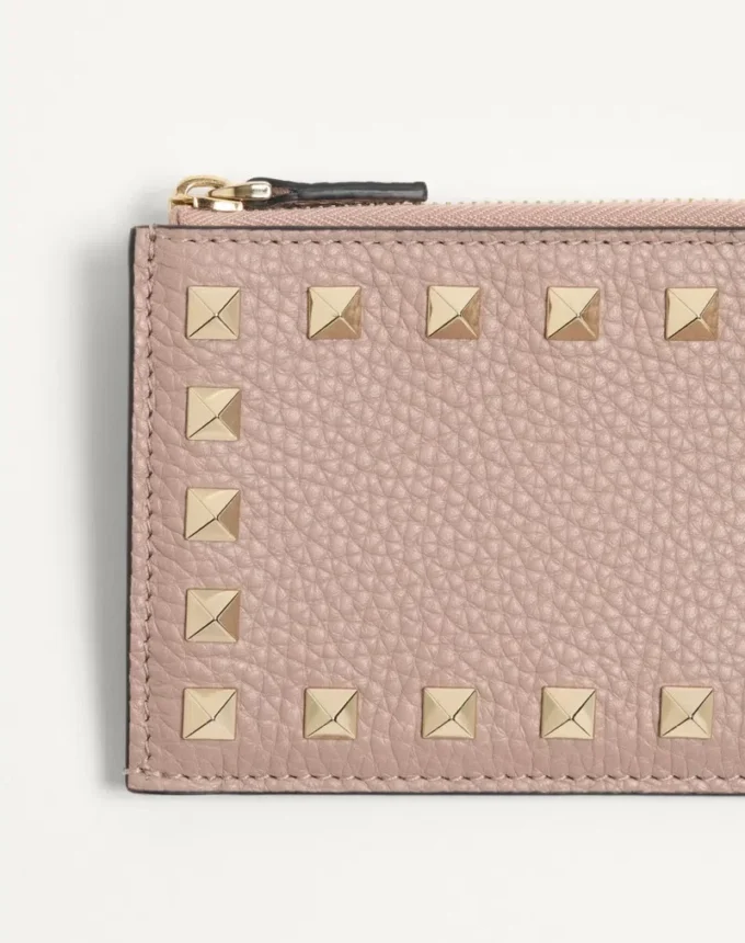 Porte-cartes Rockstud en cuir de veau grainé avec fermeture à glissière Porte-cartes Rockstud en cuir de veau grainé avec fermeture à glissière