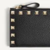 Porte-cartes Rockstud en cuir de veau grainé avec fermeture à glissière Porte-cartes Rockstud en cuir de veau grainé avec fermeture à glissière