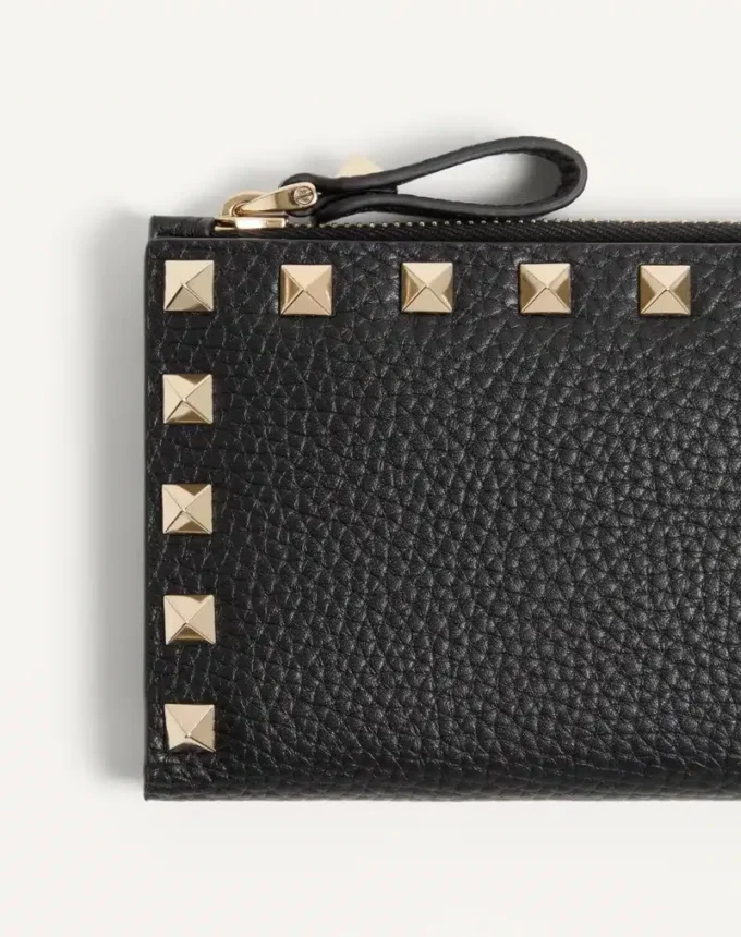 Porte-cartes Rockstud en cuir de veau grainé avec fermeture à glissière Porte-cartes Rockstud en cuir de veau grainé avec fermeture à glissière
