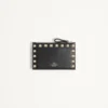 Porte-cartes Rockstud en cuir de veau grainé avec fermeture à glissière Porte-cartes Rockstud en cuir de veau grainé avec fermeture à glissière
