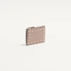 Porte-cartes Rockstud en cuir de veau grainé avec fermeture à glissière Porte-cartes Rockstud en cuir de veau grainé avec fermeture à glissière
