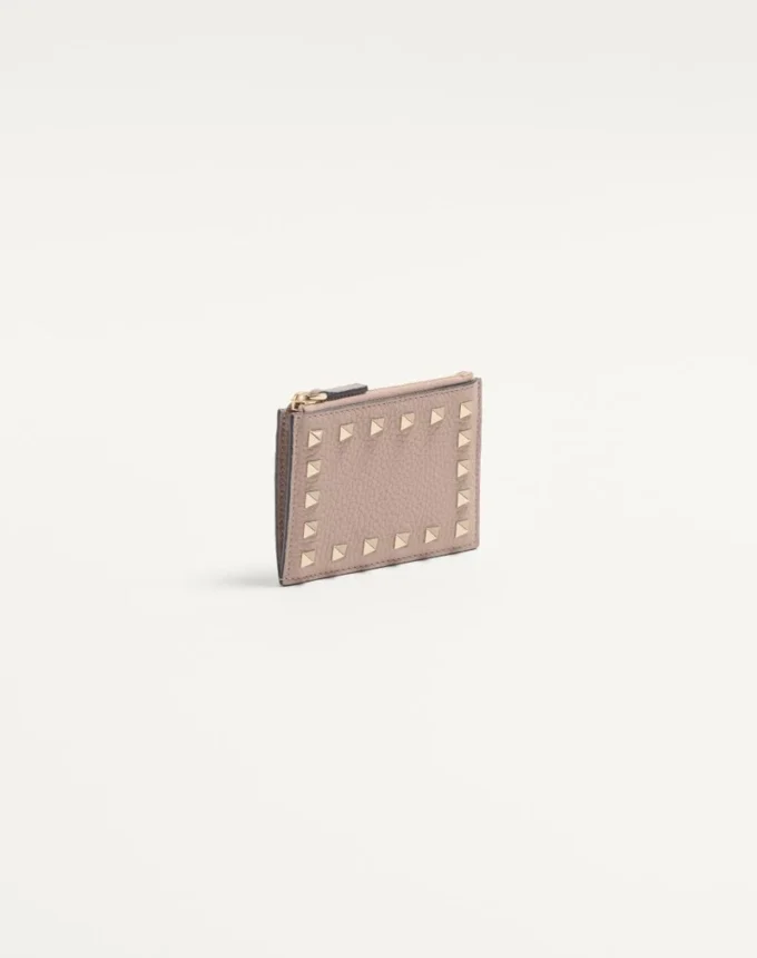 Porte-cartes Rockstud en cuir de veau grainé avec fermeture à glissière Porte-cartes Rockstud en cuir de veau grainé avec fermeture à glissière