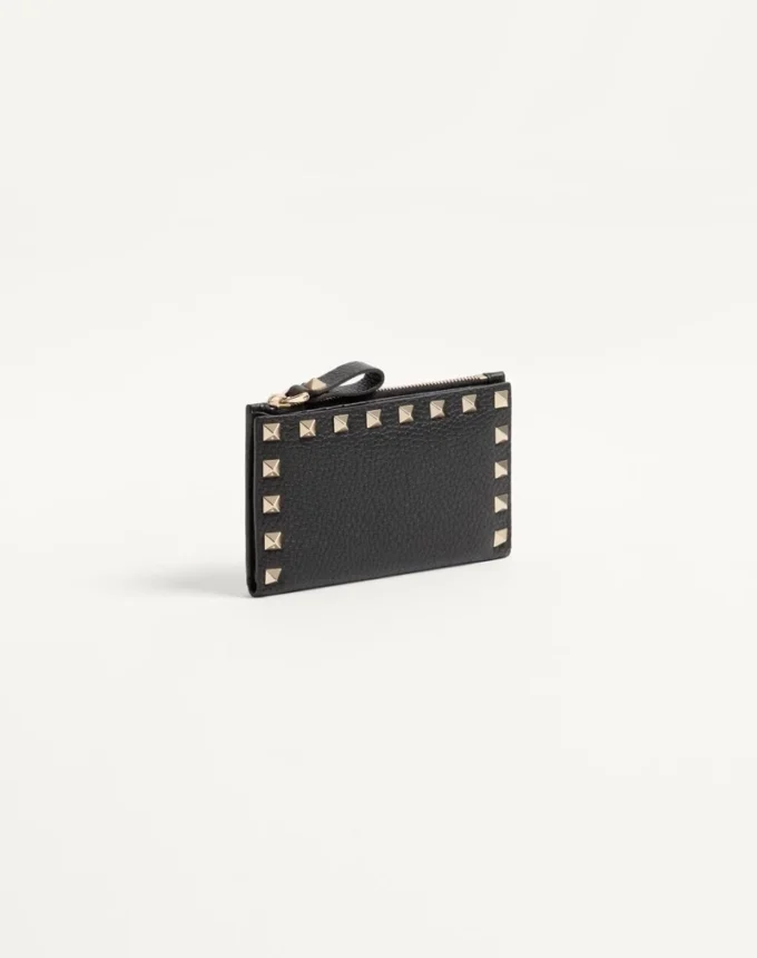Porte-cartes Rockstud en cuir de veau grainé avec fermeture à glissière Porte-cartes Rockstud en cuir de veau grainé avec fermeture à glissière