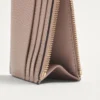 Porte-cartes Rockstud en cuir de veau grainé avec fermeture à glissière Porte-cartes Rockstud en cuir de veau grainé avec fermeture à glissière