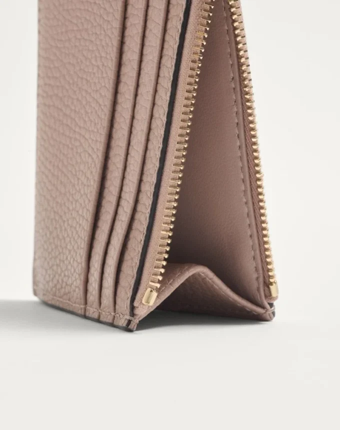 Porte-cartes Rockstud en cuir de veau grainé avec fermeture à glissière Porte-cartes Rockstud en cuir de veau grainé avec fermeture à glissière