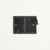 Porte-cartes Rockstud en cuir de veau grainé avec fermeture à glissière Porte-cartes Rockstud en cuir de veau grainé avec fermeture à glissière
