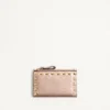 Porte-cartes Rockstud en cuir de veau grainé laminé avec fermeture à glissière Porte-cartes Rockstud en cuir de veau grainé laminé avec fermeture à glissière
