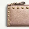 Porte-cartes Rockstud en cuir de veau grainé laminé avec fermeture à glissière Porte-cartes Rockstud en cuir de veau grainé laminé avec fermeture à glissière