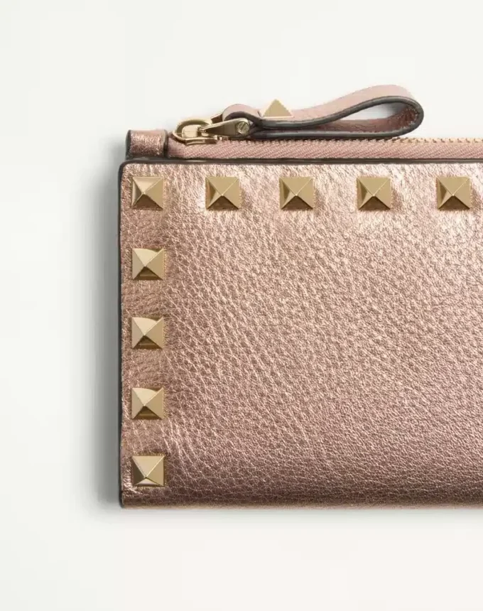 Porte-cartes Rockstud en cuir de veau grainé laminé avec fermeture à glissière Porte-cartes Rockstud en cuir de veau grainé laminé avec fermeture à glissière