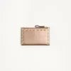 Porte-cartes Rockstud en cuir de veau grainé laminé avec fermeture à glissière Porte-cartes Rockstud en cuir de veau grainé laminé avec fermeture à glissière