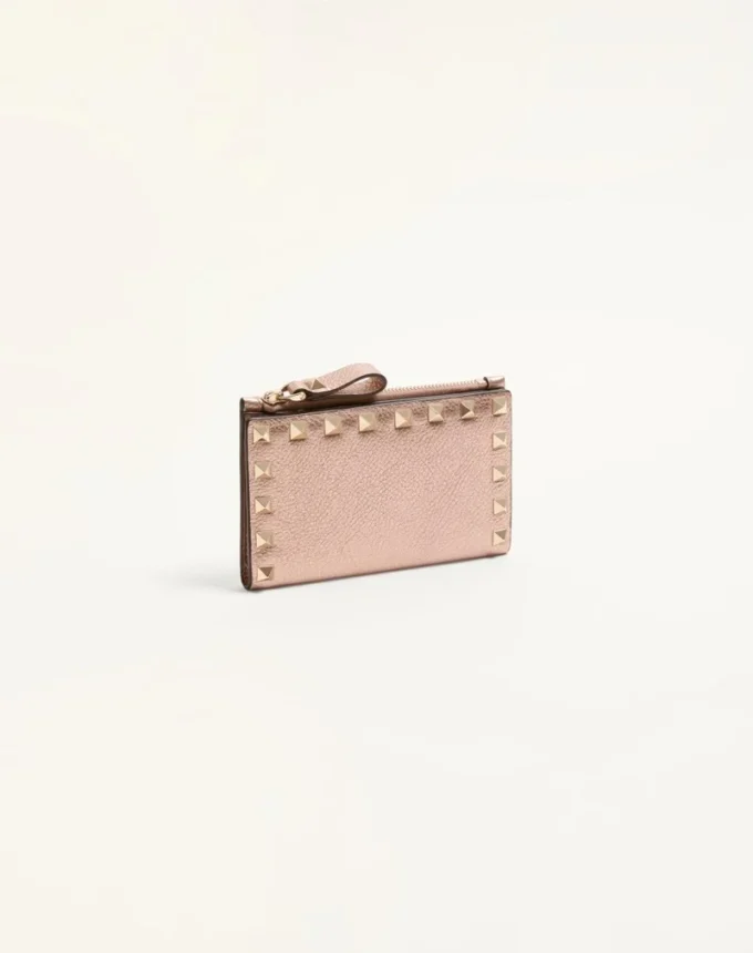 Porte-cartes Rockstud en cuir de veau grainé laminé avec fermeture à glissière Porte-cartes Rockstud en cuir de veau grainé laminé avec fermeture à glissière