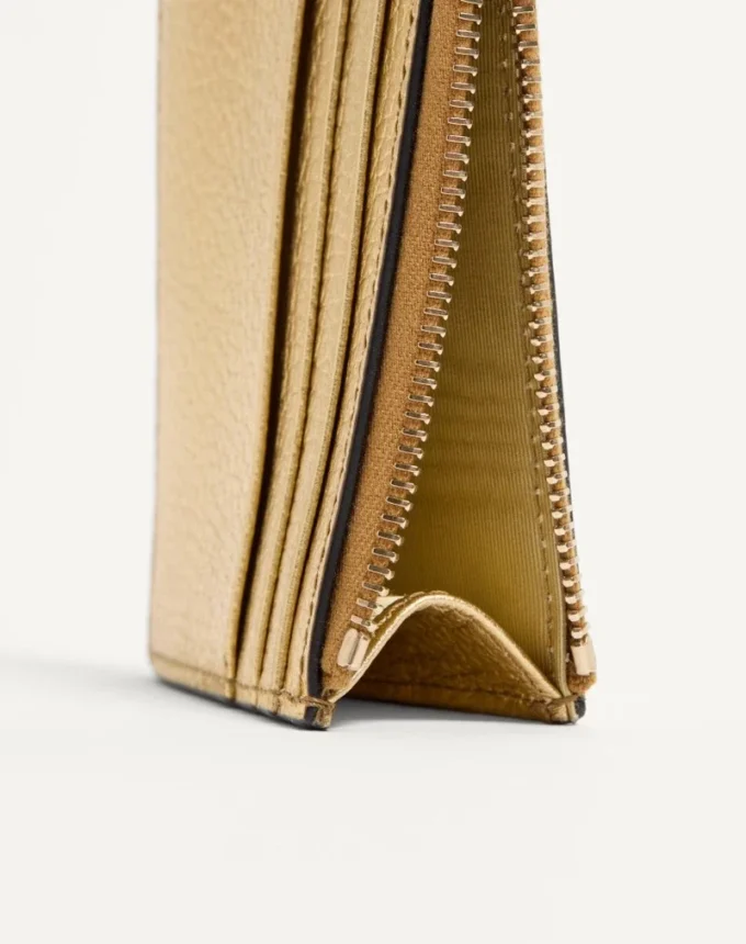 Porte-cartes Rockstud en cuir de veau grainé laminé avec fermeture à glissière Porte-cartes Rockstud en cuir de veau grainé laminé avec fermeture à glissière