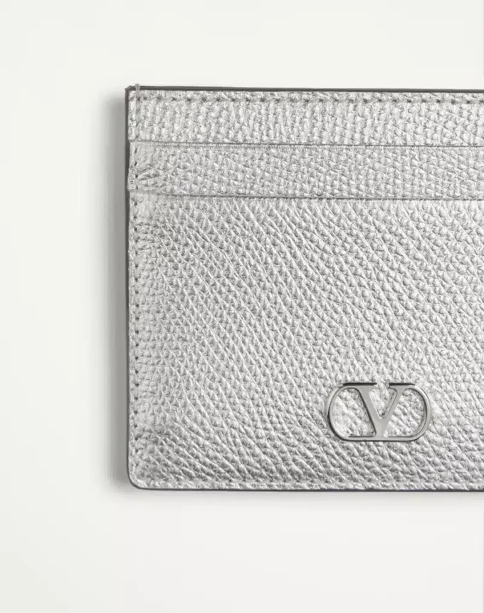 Porte-cartes VLogo Signature en cuir de veau grainé laminé Porte-cartes VLogo Signature en cuir de veau grainé laminé