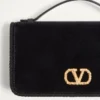 Portefeuille à chaîne en velours Vlogo Signature avec logo bijou Portefeuille à chaîne en velours Vlogo Signature avec logo bijou