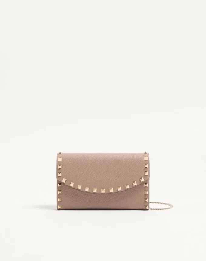 Portefeuille Rockstud avec chaîne en cuir de veau grainé Portefeuille Rockstud avec chaîne en cuir de veau grainé