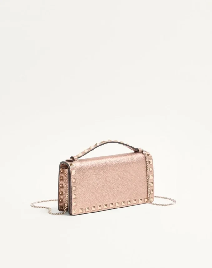 Portefeuille Rockstud en cuir de veau grainé laminé avec chaîne Portefeuille Rockstud en cuir de veau grainé laminé avec chaîne