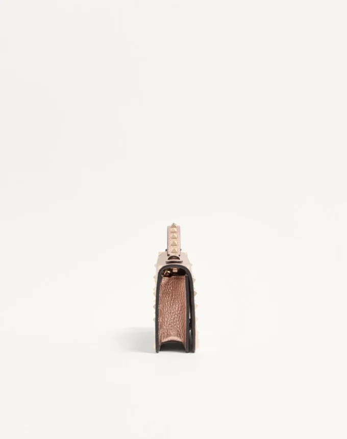 Portefeuille Rockstud en cuir de veau grainé laminé avec chaîne Portefeuille Rockstud en cuir de veau grainé laminé avec chaîne