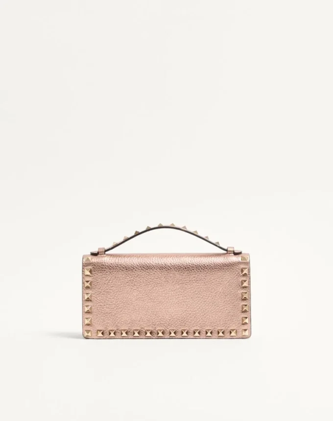 Portefeuille Rockstud en cuir de veau grainé laminé avec chaîne Portefeuille Rockstud en cuir de veau grainé laminé avec chaîne