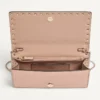 Portefeuille Rockstud en cuir de veau grainé laminé avec chaîne Portefeuille Rockstud en cuir de veau grainé laminé avec chaîne