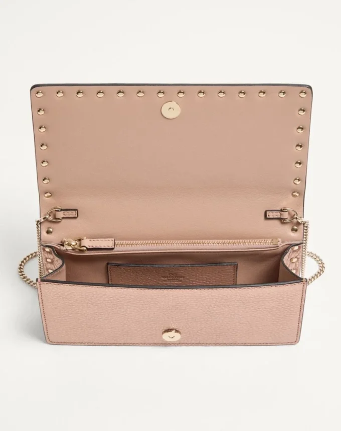 Portefeuille Rockstud en cuir de veau grainé laminé avec chaîne Portefeuille Rockstud en cuir de veau grainé laminé avec chaîne