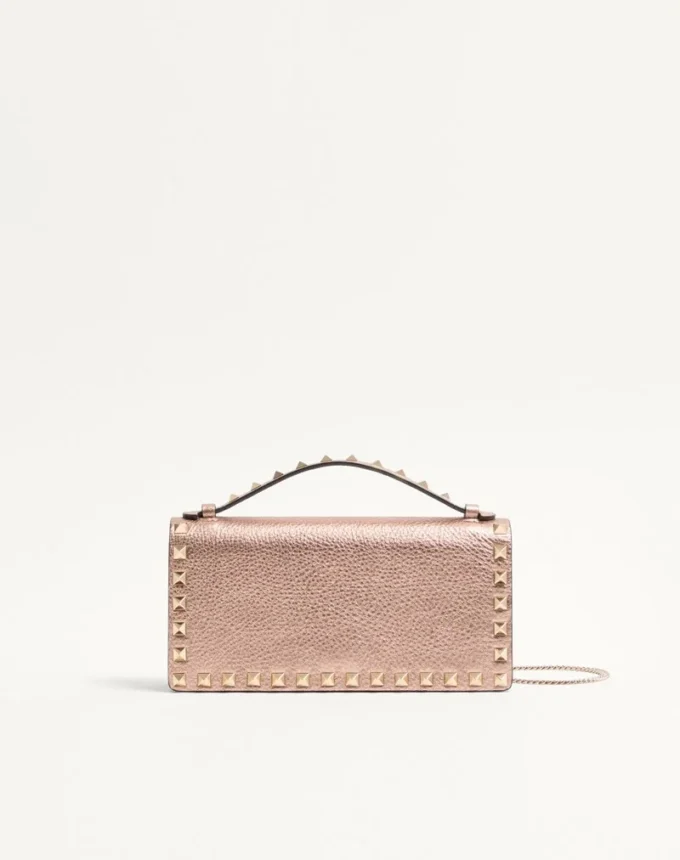 Portefeuille Rockstud en cuir de veau grainé laminé avec chaîne Portefeuille Rockstud en cuir de veau grainé laminé avec chaîne