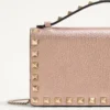Portefeuille Rockstud en cuir de veau grainé laminé avec chaîne Portefeuille Rockstud en cuir de veau grainé laminé avec chaîne