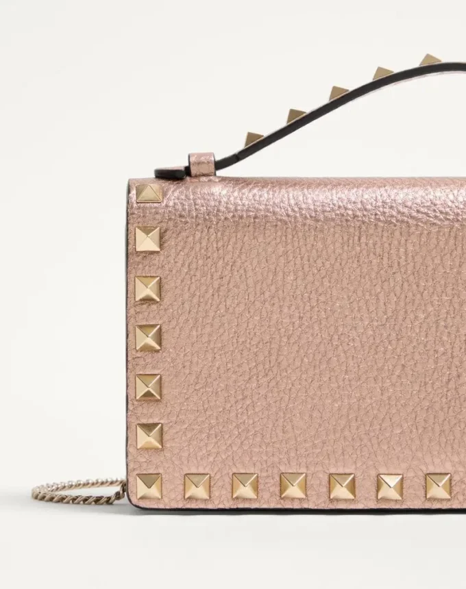 Portefeuille Rockstud en cuir de veau grainé laminé avec chaîne Portefeuille Rockstud en cuir de veau grainé laminé avec chaîne