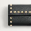 Portefeuille à trois volets Rockstud en cuir de veau grainé Portefeuille à trois volets Rockstud en cuir de veau grainé