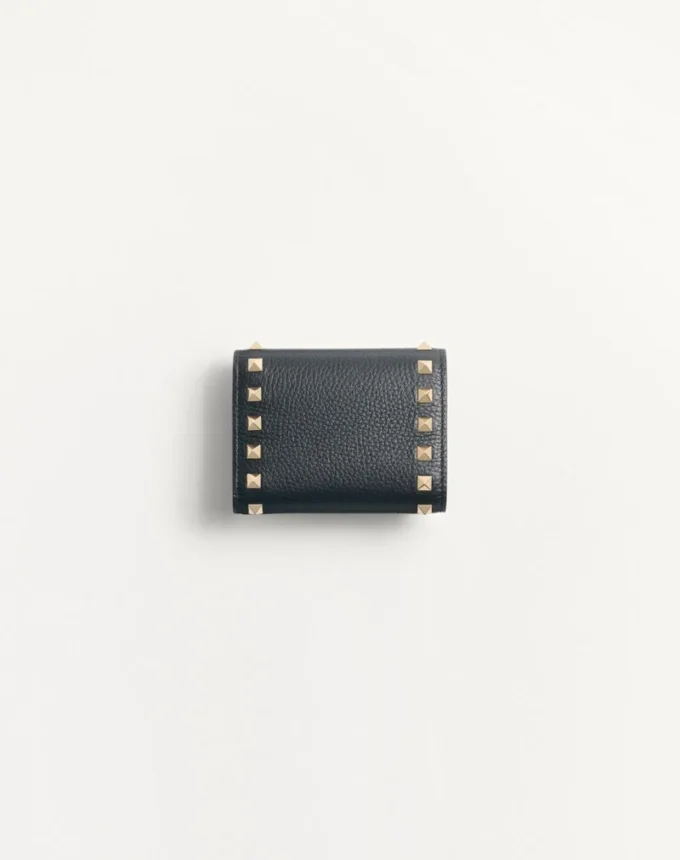 Portefeuille à trois volets Rockstud en cuir de veau grainé Portefeuille à trois volets Rockstud en cuir de veau grainé