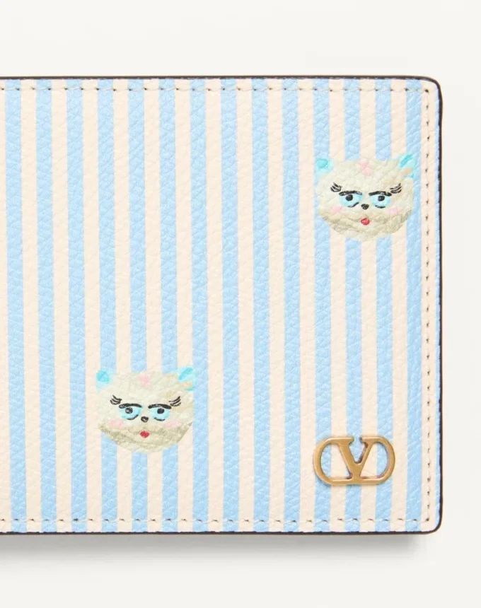Portefeuille Valentino Garavani Vlogo Signature en cuir de veau grainé avec imprimé Le Chat De La Maison Portefeuille Valentino Garavani Vlogo Signature en cuir de veau grainé avec imprimé Le Chat De La Maison