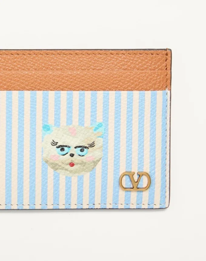 Portefeuille Valentino Garavani Vlogo Signature en cuir de veau grainé avec imprimé Le Chat de la Maison Portefeuille Valentino Garavani Vlogo Signature en cuir de veau grainé avec imprimé Le Chat de la Maison
