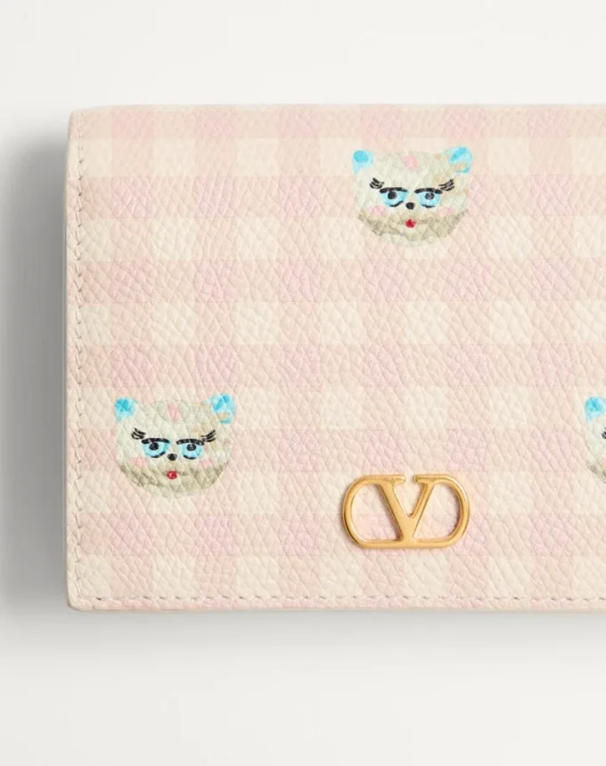 Portefeuille VLogo Signature en cuir de veau grainé Le Chat De La Maison Portefeuille VLogo Signature en cuir de veau grainé Le Chat De La Maison