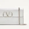 Portefeuille Vlogo Signature en cuir de veau grainé métallisé avec chaîne Portefeuille Vlogo Signature en cuir de veau grainé métallisé avec chaîne