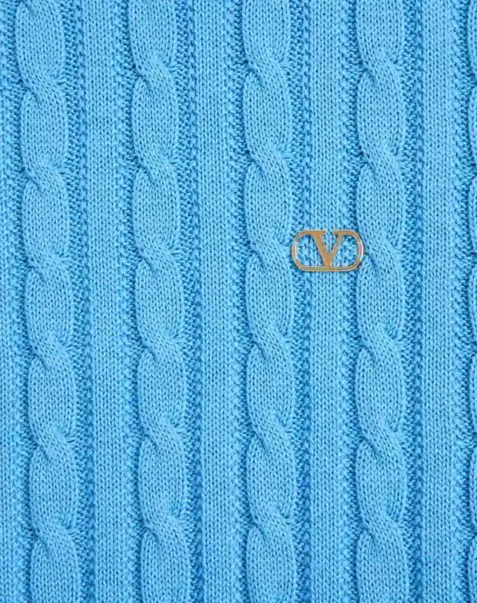 Pull à col rond en coton tricoté torsadé Valentino avec logo V sur la poitrine Pull à col rond en coton tricoté torsadé Valentino avec logo V sur la poitrine