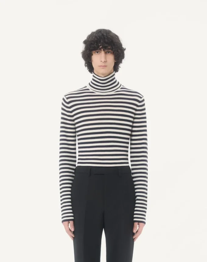 Pull en laine à col montant Valentino avec patch VLogo Pull en laine à col montant Valentino avec patch VLogo