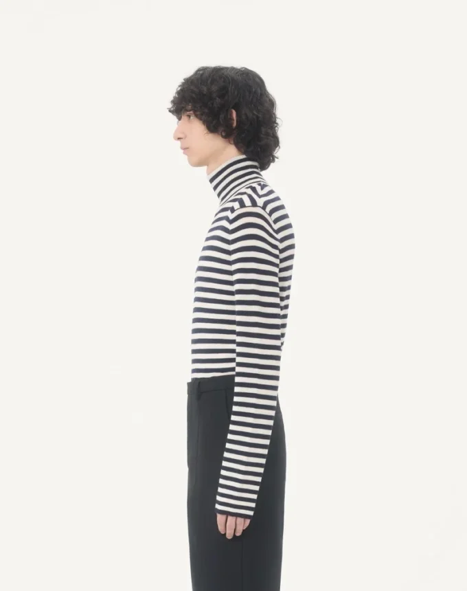 Pull en laine à col montant Valentino avec patch VLogo Pull en laine à col montant Valentino avec patch VLogo