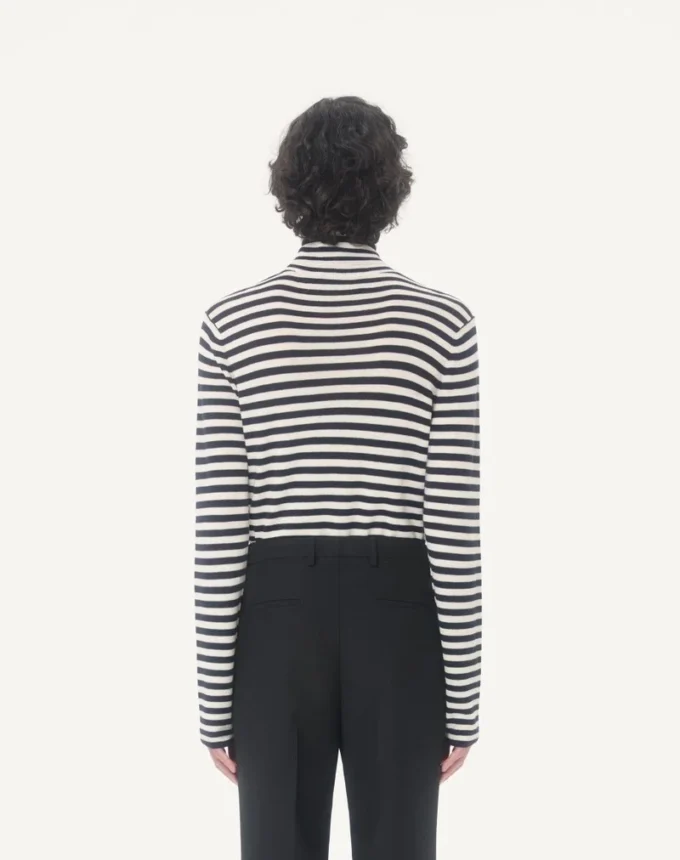 Pull en laine à col montant Valentino avec patch VLogo Pull en laine à col montant Valentino avec patch VLogo