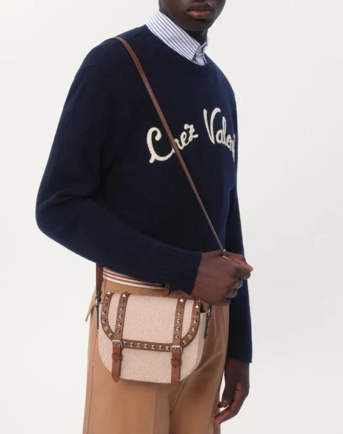 Pull en laine à col rond avec broderie Chez Valentino Pull en laine à col rond avec broderie Chez Valentino